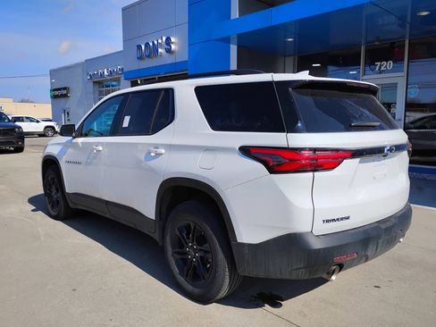 Used 2023 Chevrolet Traverse LT image 2