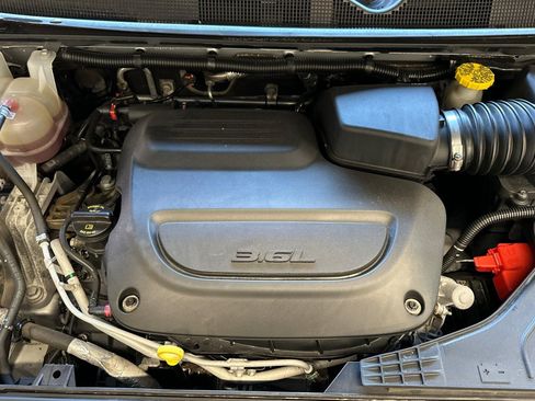 Used 2023 Chrysler Pacifica Touring-L FWD image 33