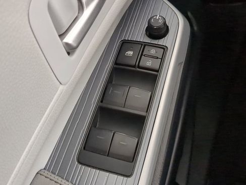 Used 2025 Toyota Sienna XLE image 30