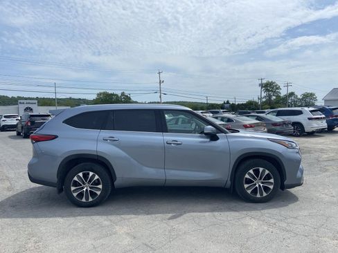 Used 2020 Toyota Highlander XLE AWD/4WD image 5