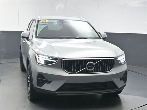 Used 2025 Volvo XC40 B5 Core image 3