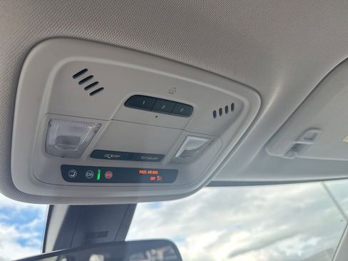 Used 2021 Chevrolet Traverse LT FWD image 16