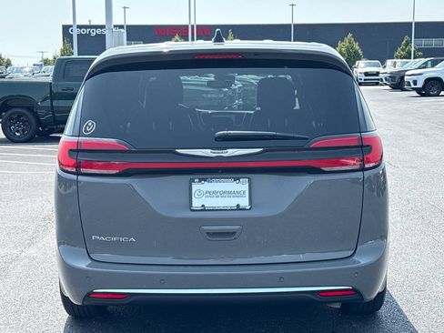 Used 2025 Chrysler Pacifica Select FWD image 4