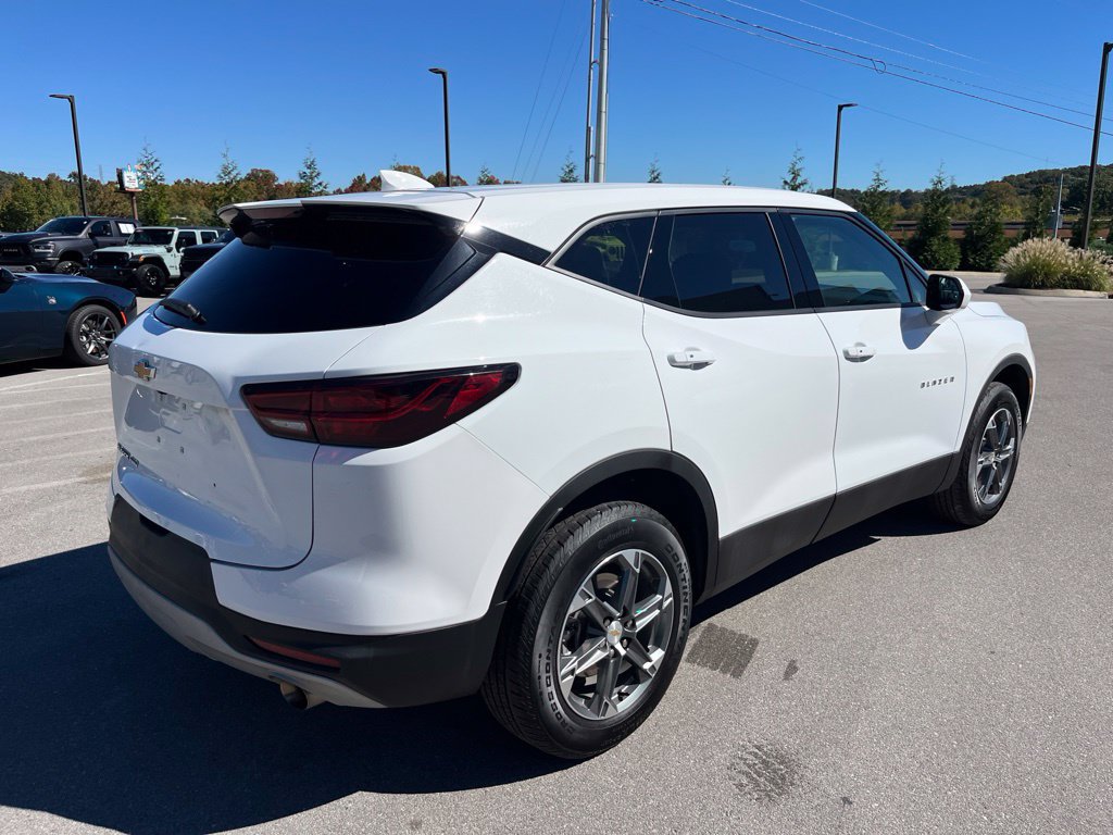 Used 2025 Chevrolet Blazer LT AWD/4WD image 3