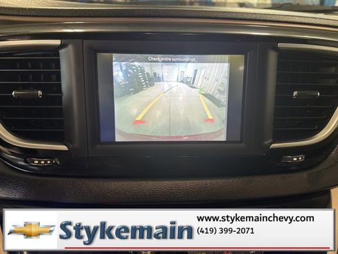 Used 2019 Chrysler Pacifica Touring-L image 32