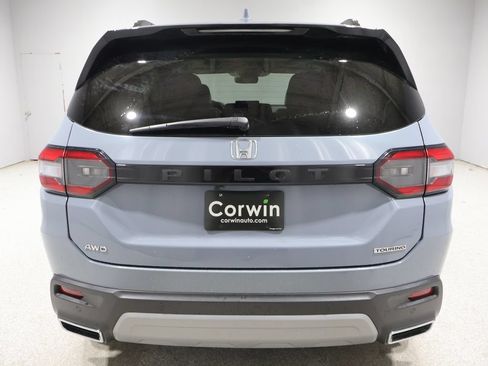 Used 2023 Honda Pilot Touring image 3