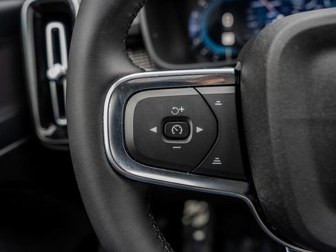 Used 2025 Volvo XC40 B5 Plus AWD/4WD image 6