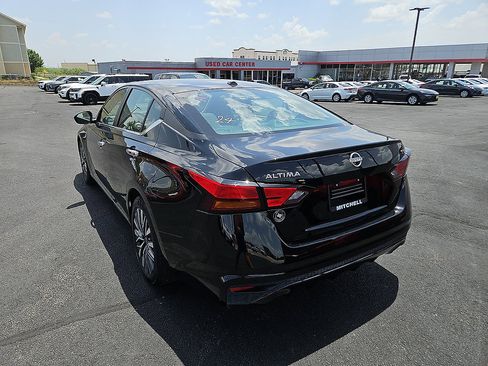Used 2024 Nissan Altima 2.5 SV FWD image 3