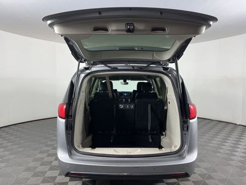 Used 2019 Chrysler Pacifica Touring-L FWD image 47