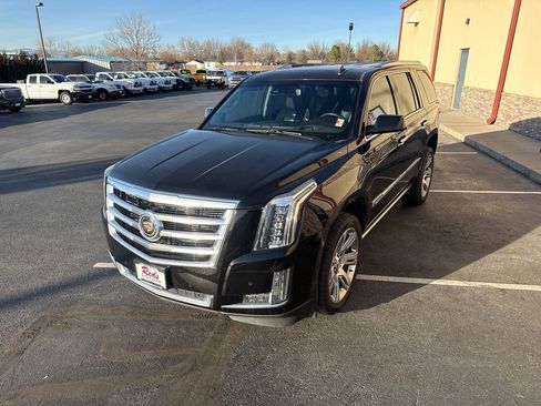 Used 2015 Cadillac Escalade Premium image 17