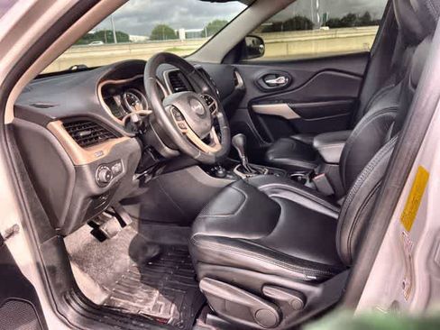 Used 2017 Jeep Cherokee Latitude AWD/4WD image 3