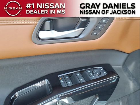 New 2026 Nissan Pathfinder Platinum FWD image 12