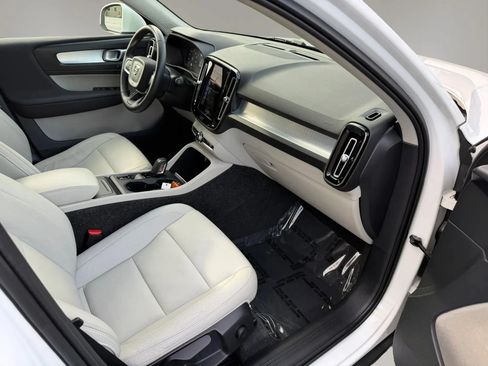 Used 2021 Volvo XC40 T4 Momentum FWD image 2