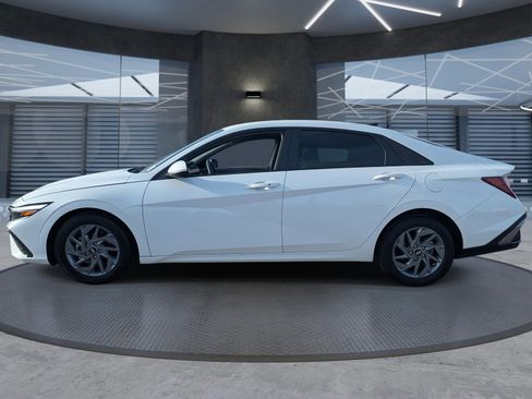 Used 2024 Hyundai Elantra SEL image 3
