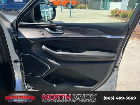Used 2024 Jeep Grand Cherokee L Overland w/ Advanced Protech Group III AWD/4WD image 31