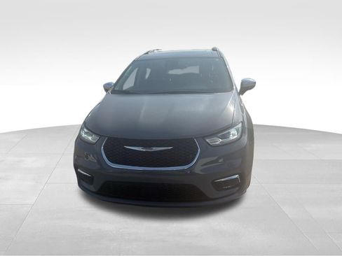 Used 2023 Chrysler Pacifica Limited image 2