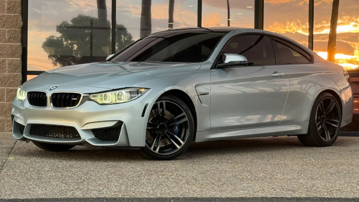 Used 2018 BMW M4 Coupe RWD image 2