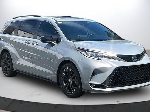 Used 2023 Toyota Sienna XSE FWD image 2