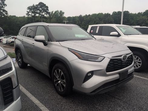 Used 2022 Toyota Highlander XLE FWD image 1