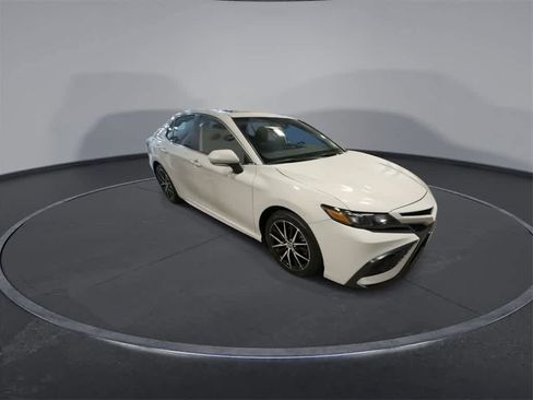 Used 2023 Toyota Camry SE image 2