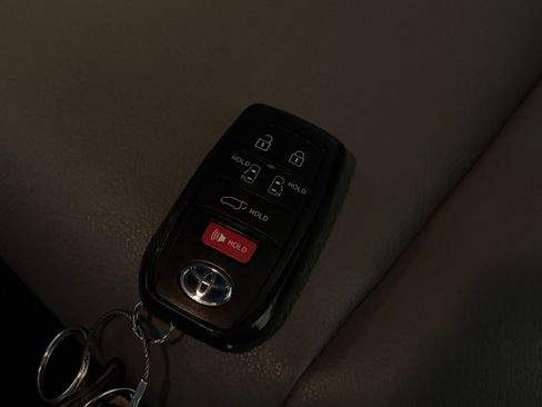 Used 2025 Toyota Sienna XLE image 22