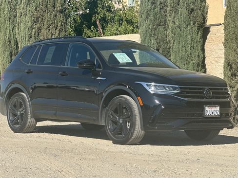 Certified 2024 Volkswagen Tiguan SE R-Line image 2
