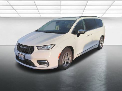 Used 2023 Chrysler Pacifica Limited image 4