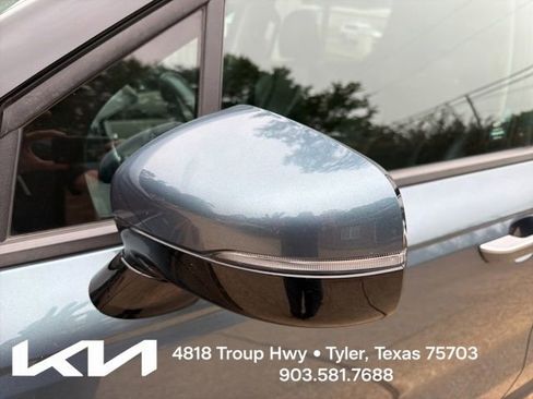 Used 2024 Kia Carnival EX FWD image 5