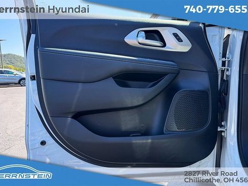 Used 2023 Chrysler Pacifica Limited w/ S Appearance Package image 16