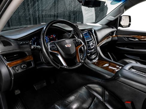 Used 2020 Cadillac Escalade ESV Luxury RWD image 3