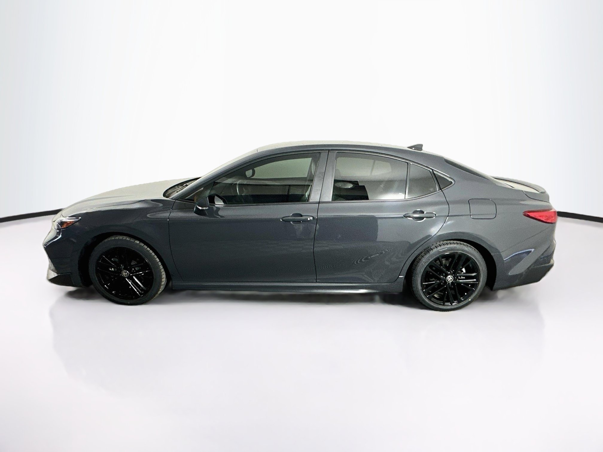 Used 2025 Toyota Camry SE FWD image 4