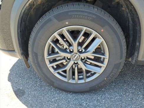 Used 2024 Nissan Rogue S image 32