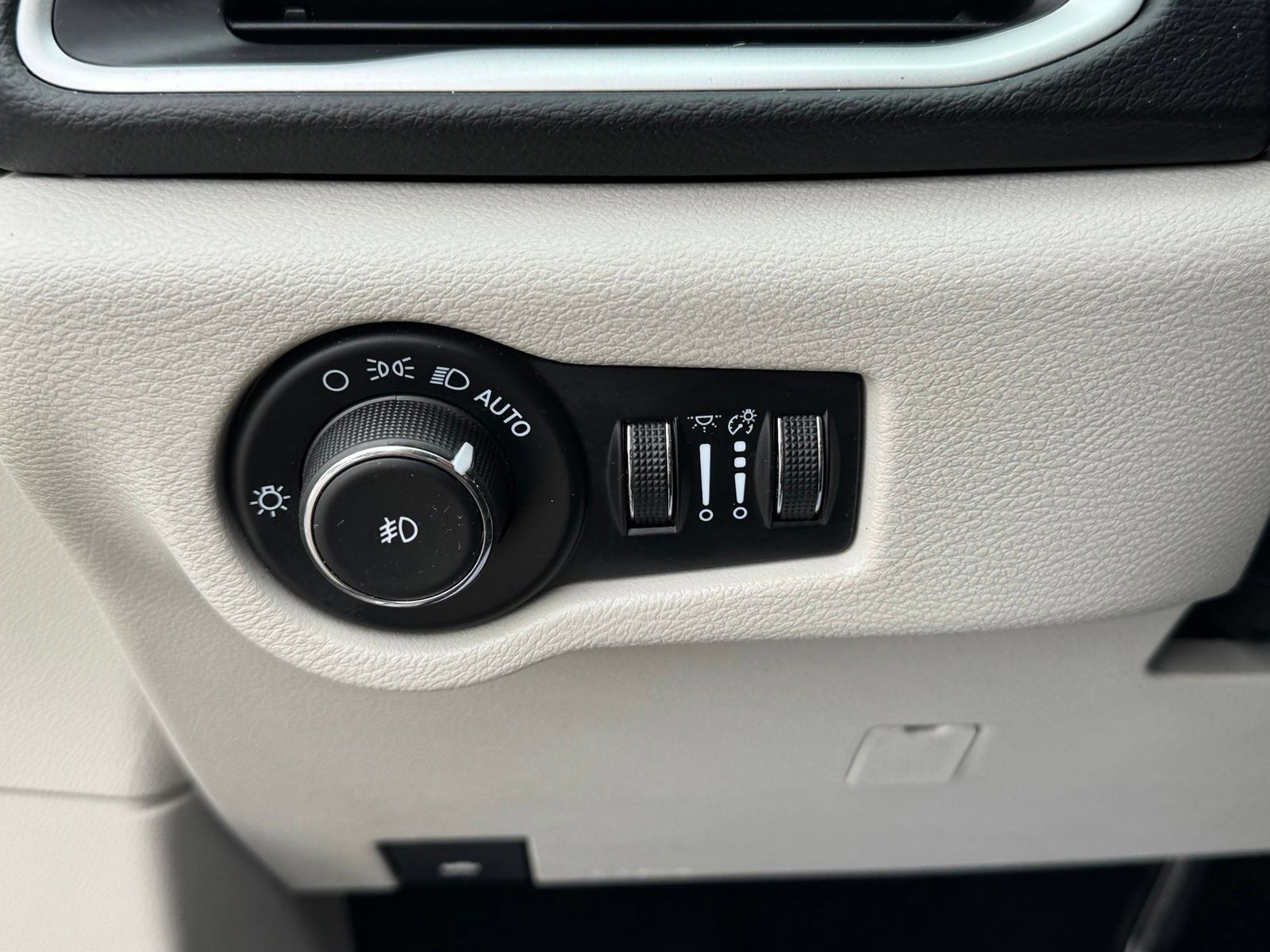 Used 2023 Chrysler Pacifica Touring-L FWD image 16