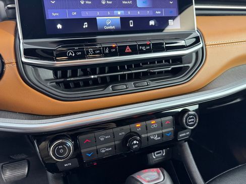 Used 2024 Jeep Compass Limited image 17