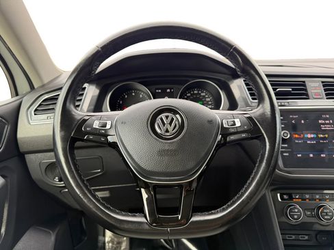 Used 2018 Volkswagen Tiguan SE w/ Panoramic Sunroof Package image 12