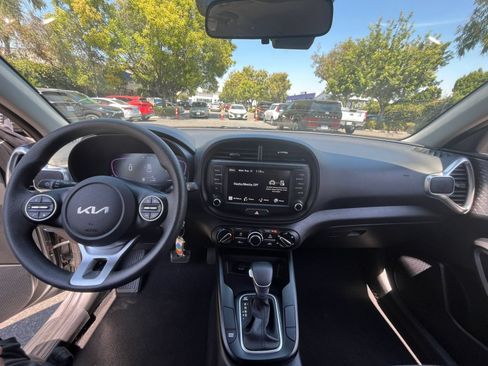 Used 2025 Kia Soul LX w/ LX Technology Package FWD image 31
