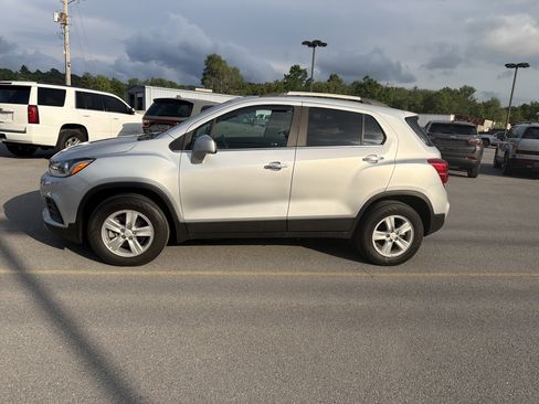 Used 2020 Chevrolet Trax LT w/ LT Convenience Package AWD/4WD image 12