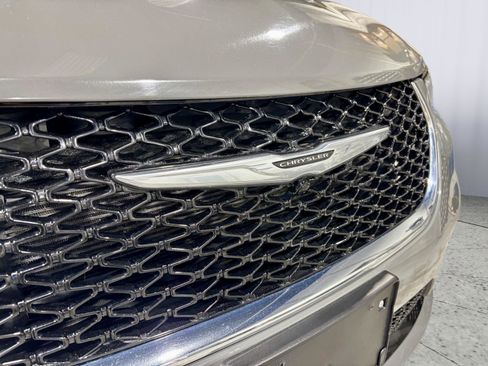 Used 2023 Chrysler Pacifica Touring-L FWD image 33