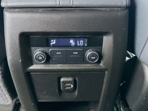 Used 2019 Chevrolet Traverse LT image 16