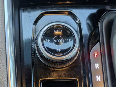 Used 2024 GMC Canyon Denali image 16