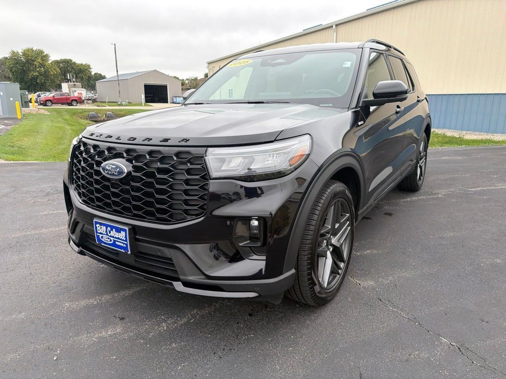 Used 2025 Ford Explorer ST-Line w/ ST-Line Street Pack AWD/4WD image 8