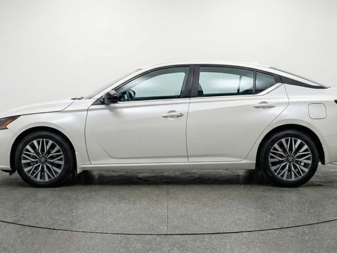 Used 2025 Nissan Altima 2.5 SV FWD image 5
