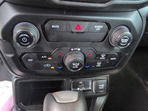 Used 2019 Jeep Renegade Latitude FWD image 18