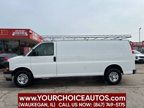 Used 2017 Chevrolet Express 2500 Extended RWD image 2