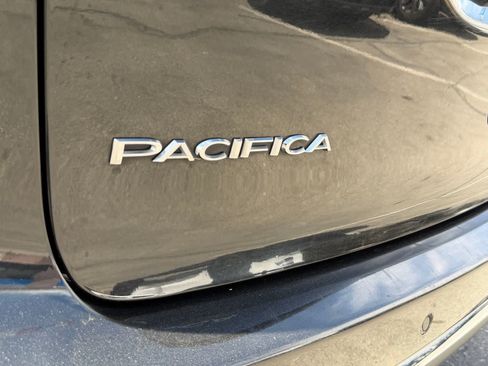 Used 2023 Chrysler Pacifica Touring-L FWD image 5
