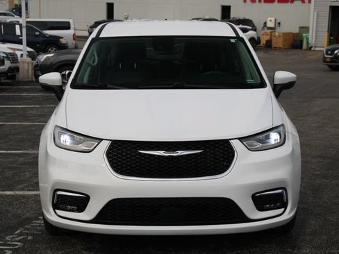 Used 2023 Chrysler Pacifica Touring-L FWD image 7
