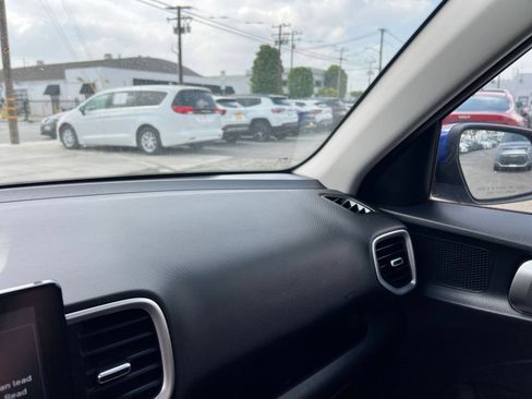 Used 2025 Hyundai Venue SEL FWD image 40