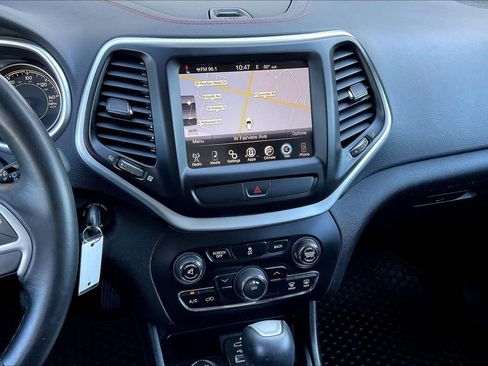Used 2016 Jeep Cherokee Trailhawk AWD/4WD image 9