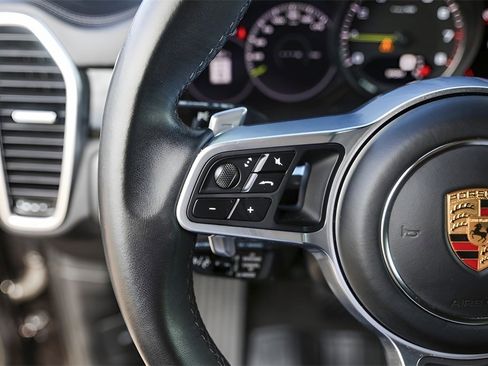 Used 2022 Porsche Cayenne Platinum Edition image 16