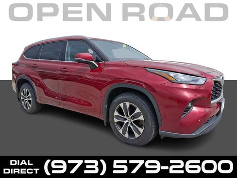 Used 2020 Toyota Highlander XLE AWD/4WD image 1